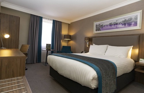 Nottingham Hotel | Discover Holiday Inn Nottingham: Family-Friendly Comfort