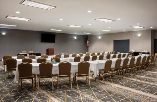 Ontario Hotel | Discover Holiday Inn Ontario: Pet-Friendly & Oceanfront Retreat