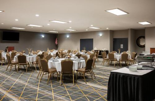 Ontario Hotel | Discover Holiday Inn Ontario: Pet-Friendly & Oceanfront Retreat