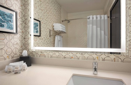 Ontario Hotel | Stay at Holiday Inn Ontario: Top-Rated with Pool & Spa