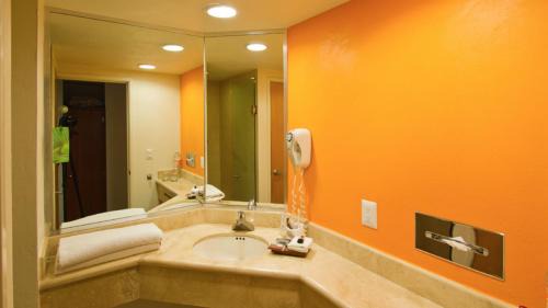 Orizaba Hotel | Discover Holiday Inn Orizaba: Family-Friendly with Pool