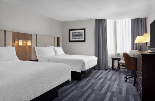Cummings Hotel | Top-Rated Holiday Inn Ottawa East with Pool & Spa Amenities