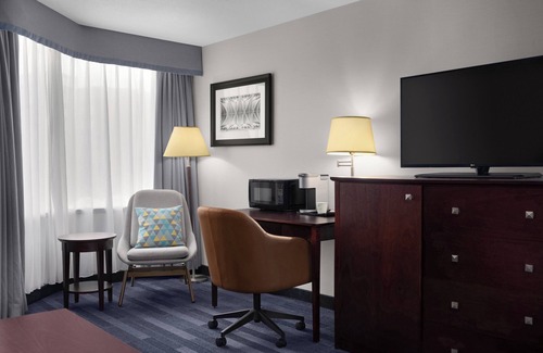 Cummings Hotel | Top-Rated Holiday Inn Ottawa East with Pool & Spa Amenities