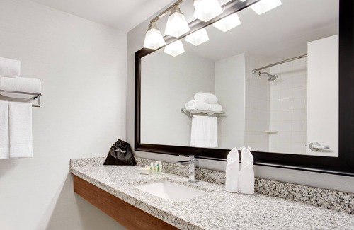 Cummings Hotel | Top-Rated Holiday Inn Ottawa East with Pool & Spa Amenities