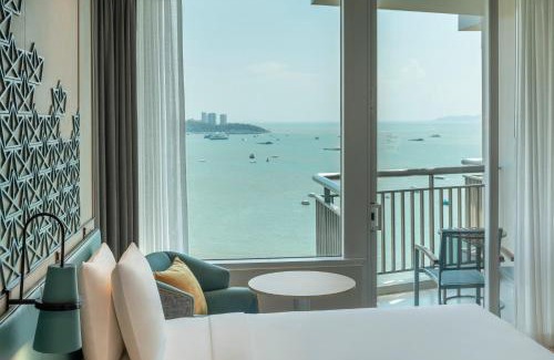 Pattaya Bay Hotel | Relax at Holiday Inn Pattaya: Oceanfront Pool & Spa Retreat