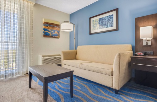 Canas Hotel | Discover Holiday Inn Ponce & Tropical Casino with Pool & Spa
