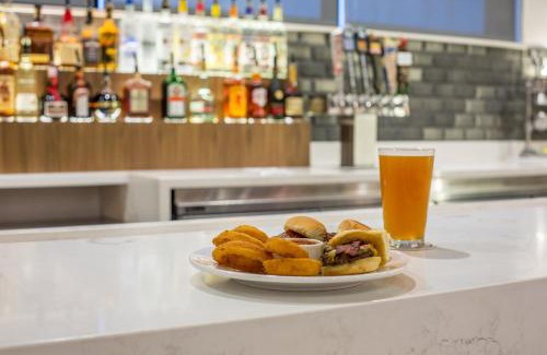 Tanasbourne Hotel | Convenient Stay at Holiday Inn Portland West - Hillsboro