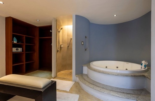 Puebla Hotel | Premier Stay at Holiday Inn Puebla Finsa with Pool & Spa