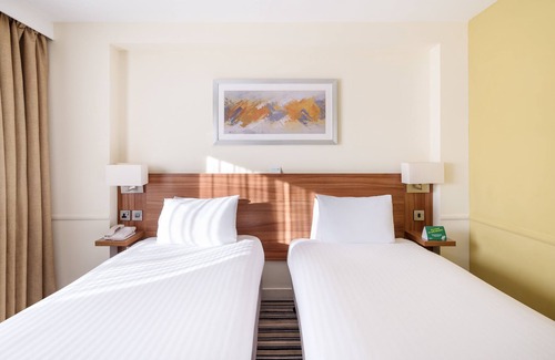 Chatham Hotel | Discover Holiday Inn Rochester Chatham: 4-Star Family Retreat