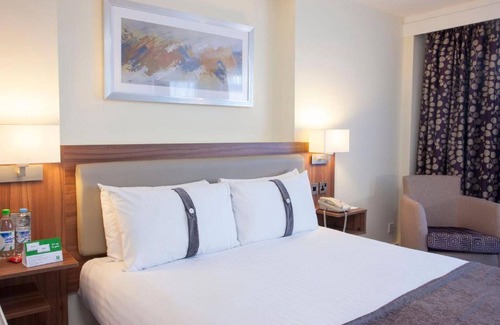 Chatham Hotel | Discover Holiday Inn Rochester Chatham: 4-Star Family Retreat