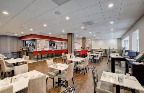 Salem Hotel | Pet-Friendly Holiday Inn Salem with Pool & Ocean Views