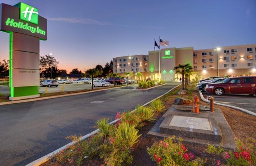 Salem Hotel | Pet-Friendly Holiday Inn Salem with Pool & Ocean Views