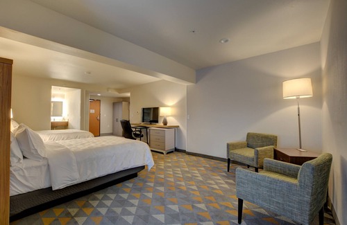 Salem Hotel | Discover Holiday Inn Salem: Pool, Spa & Family-Friendly Fun