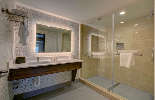 Salem Hotel | Discover Holiday Inn Salem: Pool, Spa & Family-Friendly Fun