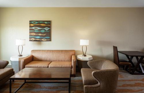 West San Antonio Resort | Family-Friendly Holiday Inn San Antonio Near SeaWorld