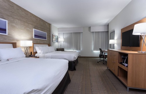 San Marcos Hotel | Inviting Holiday Inn San Marcos: Relax by the Pool & Spa