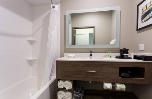 San Marcos Hotel | Inviting Holiday Inn San Marcos: Relax by the Pool & Spa