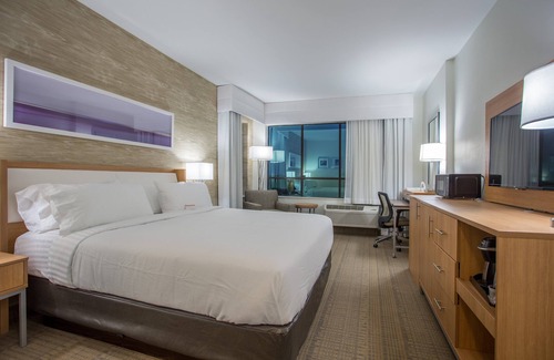 San Marcos Hotel | Inviting Holiday Inn San Marcos: Relax by the Pool & Spa