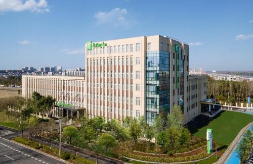 Pudong Hotel | Explore Holiday Inn Shanghai Dishui Lake: Family-Friendly Stay