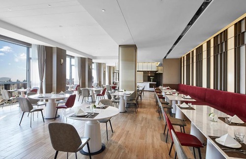 Xuhui Hotel | Experience City Views at Holiday Inn Shanghai Huaxia