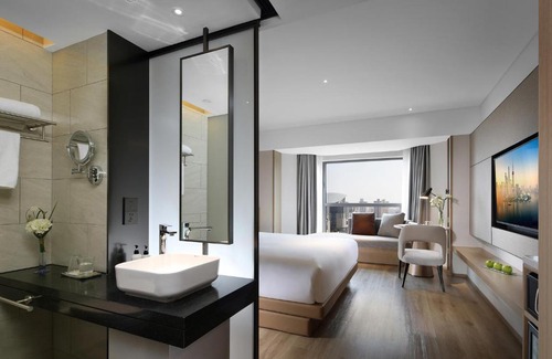 Xuhui Hotel | Experience City Views at Holiday Inn Shanghai Huaxia