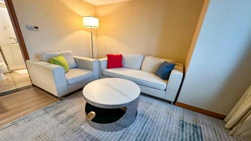 Nanshan Hotel | Relax at Holiday Inn Shenzhen Donghua with Oceanfront Views