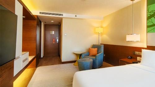 Nanshan Hotel | Relax at Holiday Inn Shenzhen Donghua with Oceanfront Views