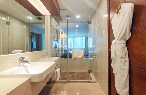 Nanshan Hotel | Explore Holiday Inn Shenzhen Donghua: Pool, Spa & Dining