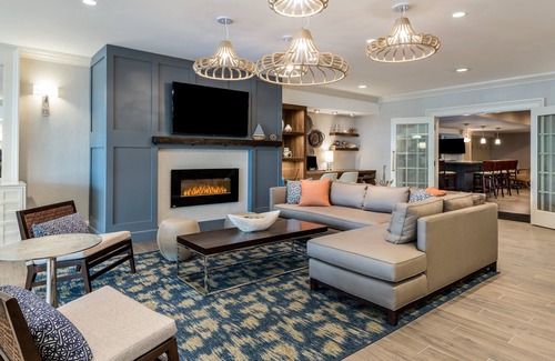 Saunderstown Hotel | Discover Holiday Inn South Kingstown with Pool & Spa Access