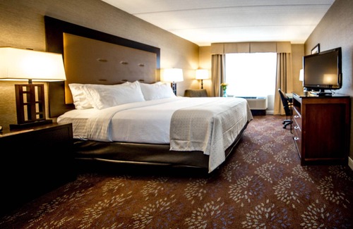Saunderstown Hotel | Discover Holiday Inn South Kingstown with Pool & Spa Access