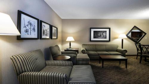 Bentonville - Fayetteville Hotel | Discover Holiday Inn Springdale-Fayetteville: Family-Friendly Retreat