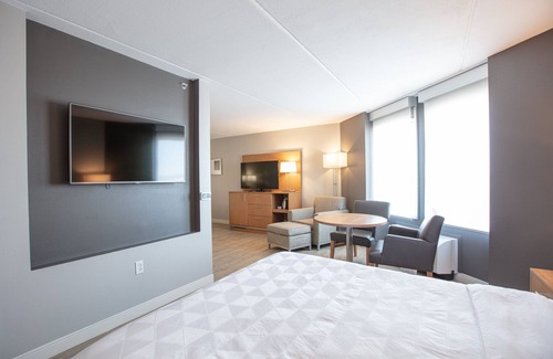 Sunset Hills Hotel | Discover Holiday Inn St Louis SW - Route 66: Family-Friendly Stay
