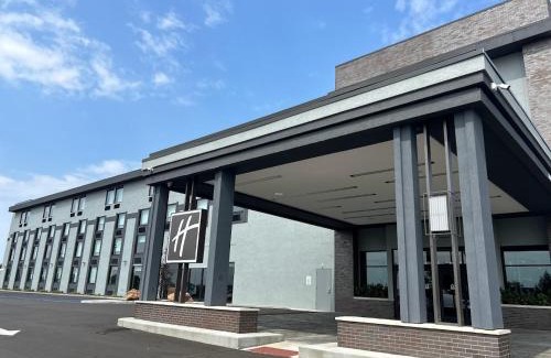 Sunset Hills Hotel | Pet-Friendly St Louis Hotel with Pool & Ocean View