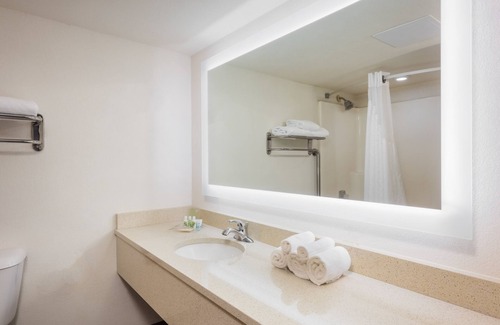 Allenton Hotel | Experience Holiday Inn St. Louis West Six Flags: Family-Friendly Amenities Await!