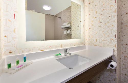 Cutlerville Hotel | Relax at Holiday Inn Grand Rapids - South with Pool Access