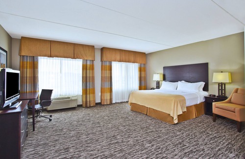 Ashwaubenon Hotel | Top-Rated Holiday Inn & Suites Green Bay Stadium Experience