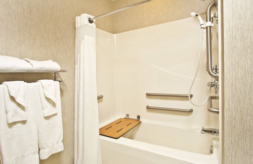 Ashwaubenon Hotel | Top-Rated Holiday Inn & Suites Green Bay Stadium Experience