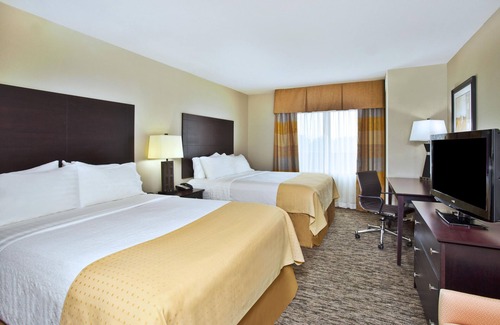 Ashwaubenon Hotel | Top-Rated Holiday Inn & Suites Green Bay Stadium Experience