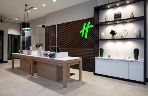 Idaho Falls Hotel | Idaho Falls Holiday Inn & Suites: Poolside Family Retreat