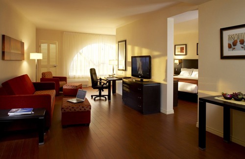 Lachine Hotel | Discover Holiday Inn & Suites Montreal Airport - Family Friendly!