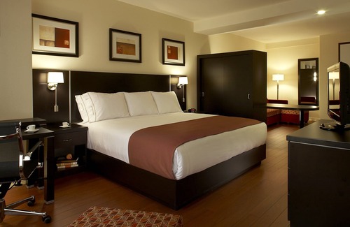 Lachine Hotel | Discover Holiday Inn & Suites Montreal Airport - Family Friendly!