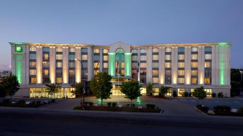 Lachine Hotel | Relaxing Stay at Holiday Inn & Suites Montreal Airport