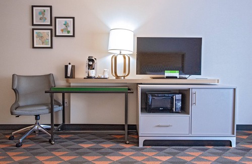 Drexel Hill Hotel | Explore Holiday Inn & Suites Philadelphia W - Drexel Hill