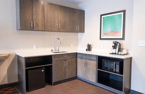 Drexel Hill Hotel | Explore Holiday Inn & Suites Philadelphia W - Drexel Hill