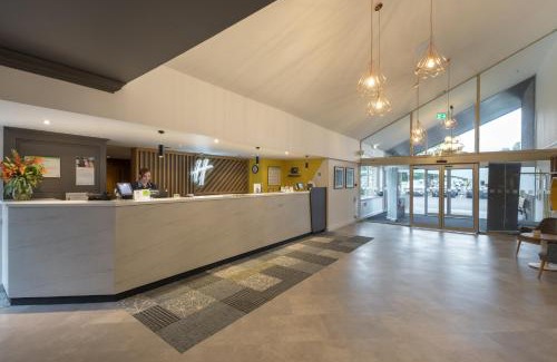 Swindon Hotel | Welcoming Holiday Inn Swindon: Pet-Friendly with Spa Amenities