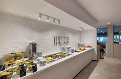 Swindon Hotel | Welcoming Holiday Inn Swindon: Pet-Friendly with Spa Amenities