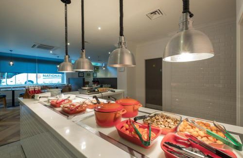Swindon Hotel | Welcoming Holiday Inn Swindon: Pet-Friendly with Spa Amenities