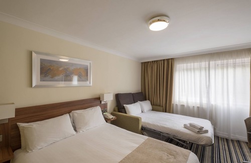 Swindon Hotel | Relax at Holiday Inn Swindon: 4-Star Comfort Awaits