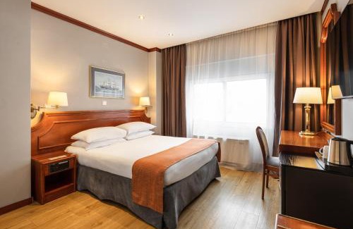 Vardaris Hotel | Elegant Holiday Inn Thessaloniki with Oceanfront Amenities