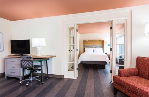 Lutherville Timonium Hotel | Inviting Holiday Inn Timonium Baltimore North with Pool Access